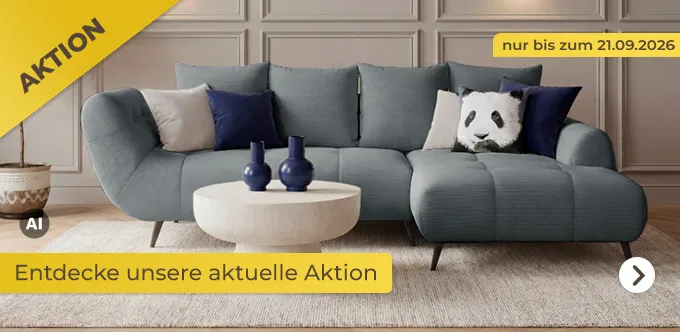Aktionsbanner: Gratis-Versand* Nur für kurze Zeit – Sofa.de schenkt Dir die Versandkosten. Bis zum 21.09.2026 Milieu: gezeigt wird das bobb Ecksofa Bellani III in den Maßen: BHT 279|98|192 cm in der Farbe Grau. Modernes Zimmer mit hellem Parkett und beiger Stuckwand. Zwei Wandleuchten in Gold und ein weißer Runder Tisch davor mit zwei Vasen in Dunkelblau.
