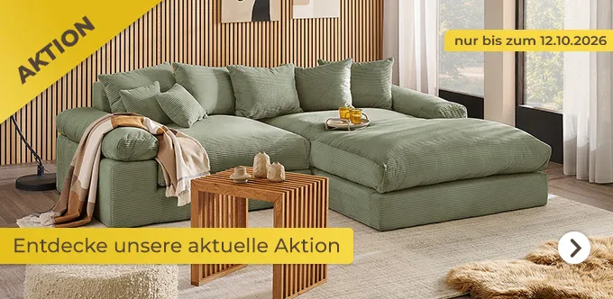 Aktionsbanner: 8% Rabatt auf Ecksofas und Hocker mit Code "ECKE8". Nur bis zum 12.10.2026. Gezeigt wird das Sofa Lianea. Stoff: Cord. Farbe: GrĂĽn. Moderne, heller Wohnraum mit Holzpaneelen an der Wand, Holztisch, hellem Sitzhocker und beigen Teppich unter dem Sofa und zwei bodentiefen Fenstern an der rechten Seite.