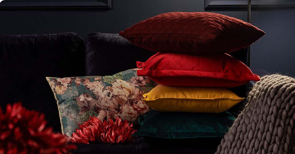 Kissen und Decken im Wohnzimmer