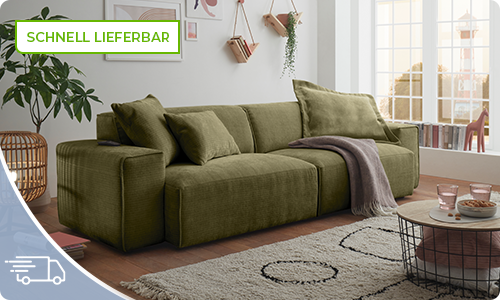 grünes Sofa, helles Wohnzimmer