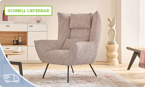 Grauer Sessel, cremefarbenes Wohnzimmer