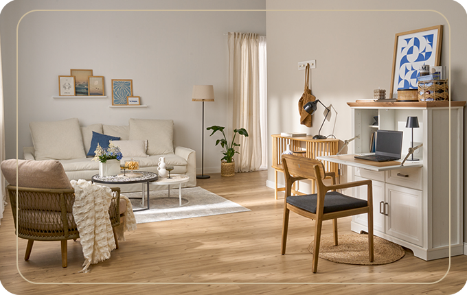 Wohnzimmer mit weißen Möbeln