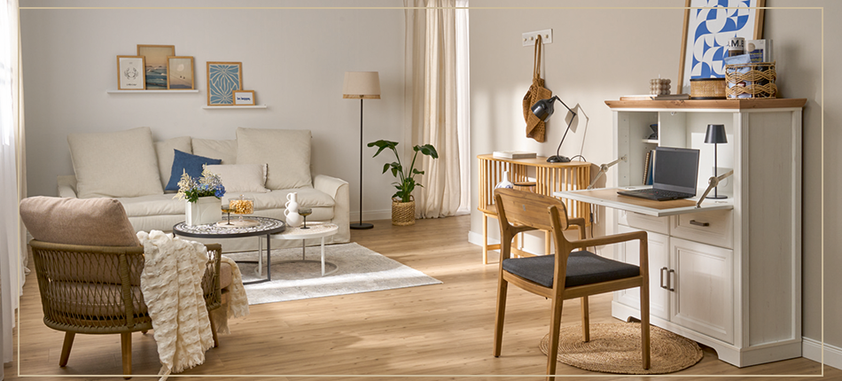 Wohnzimmer mit weißen Möbeln