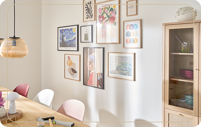 Wand mit Bilderrahmen