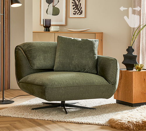 Grüner Sessel im Wohnzimmer mit viel Holz-Optik