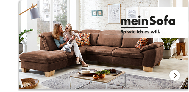 Frau sitz mit Kind auf einem brauen Sofa von meinSofa