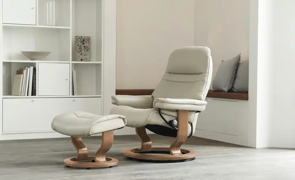 Stressless Relaxsessel mit Hocker Sunrise M creme - Leder, in Wohnsituation