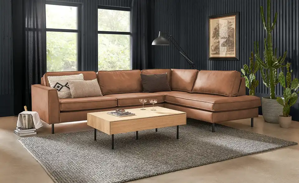 Ecksofa Skaisa aus recyceltem Leder, in Wohnsituation